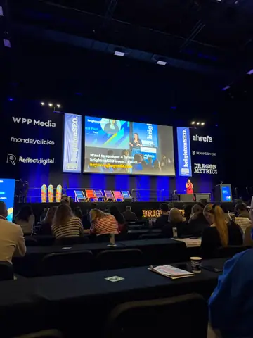 Jean Sarunporn, Getting Your Brand Recommended by AI Agents: A Practical Guide to GEO — brightonSEO 2026, zdjęcie 1 (09:35)