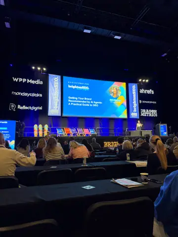 Jean Sarunporn, Getting Your Brand Recommended by AI Agents: A Practical Guide to GEO — brightonSEO 2026, zdjęcie 4 (09:35)