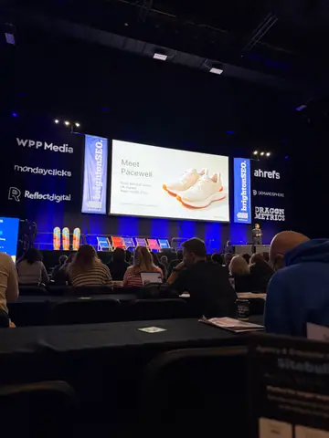 Samanyou Garg, Drowning in prompts? How to build an AEO program around the data that matters — brightonSEO 2026, zdjęcie 6 (10:13)