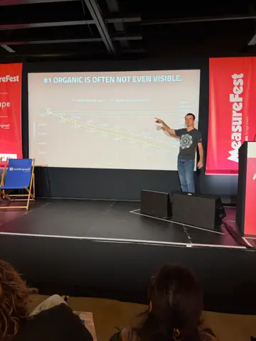 Tom Capper, How not to measure AI — brightonSEO 2026, zdjęcie 4 (12:31)