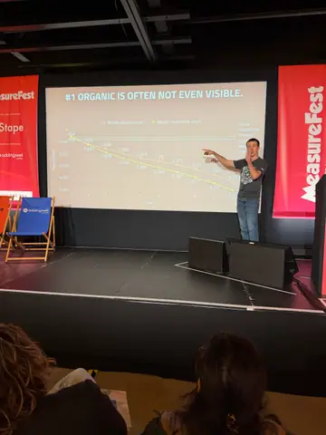 Tom Capper, How not to measure AI — brightonSEO 2026, zdjęcie 5 (12:31)