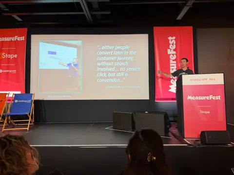 Tom Capper, How not to measure AI — brightonSEO 2026, zdjęcie 7 (12:34)